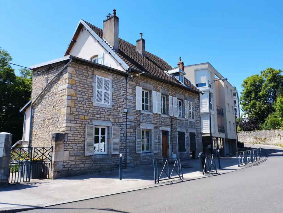 Les Glycines, Un Air De Campagne A La Ville 贝桑松 外观 照片