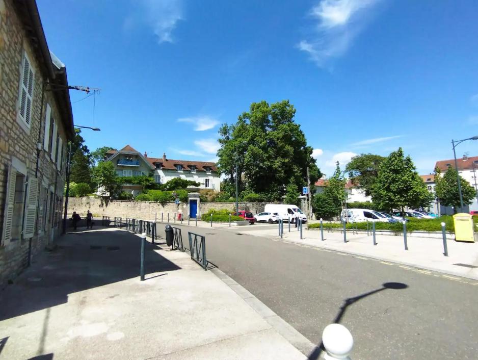 Les Glycines, Un Air De Campagne A La Ville 贝桑松 外观 照片